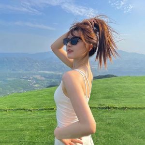Zhao Lusi wears a fixed cup sleeveless casual undershirt with the same beautiful back camisole with a women's chest pad