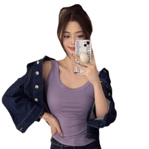 The live broadcast hit Dongdaemun with the same undershirt to cover the breasts to prevent going naked, wearing a versatile and thin bottoming vest woman
