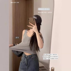 The live broadcast hit Dongdaemun with the same undershirt to cover the breasts to prevent going naked, wearing a versatile and thin bottoming vest woman