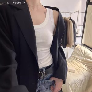 The live broadcast hit Dongdaemun with the same undershirt to cover the breasts to prevent going naked, wearing a versatile and thin bottoming vest woman