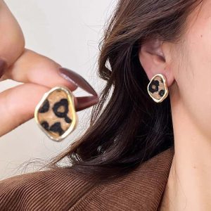 French Hong Kong style retro leopard print stud earrings for women's new irregular high-end temperament fashion autumn and winter earrings clip earrings
