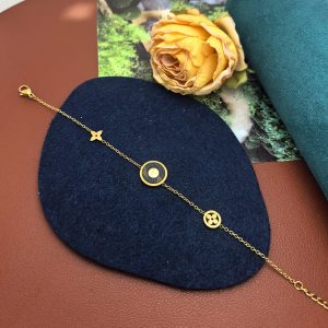 Four-leaf clover titanium steel small waist bracelet is fashionable and elegant, non-fading, adjustable, light luxury, temperament, cold bracelet women