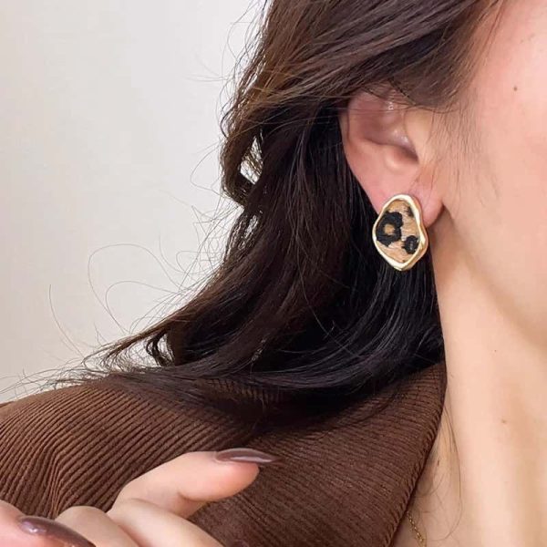 French Hong Kong style retro leopard print stud earrings for women's new irregular high-end temperament fashion autumn and winter earrings clip earrings
