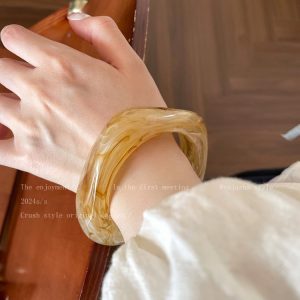 Irregular wide-brimmed acrylic acetate bracelet female summer retro geometric ins niche design student girlfriend hand ornament