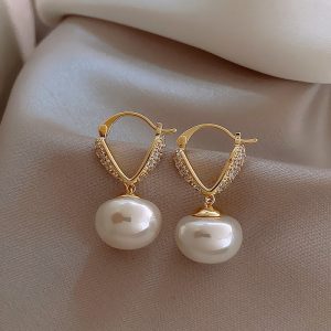 Light luxury love versatile earrings female niche design high-end temperament earrings new fashionable and unique French earrings