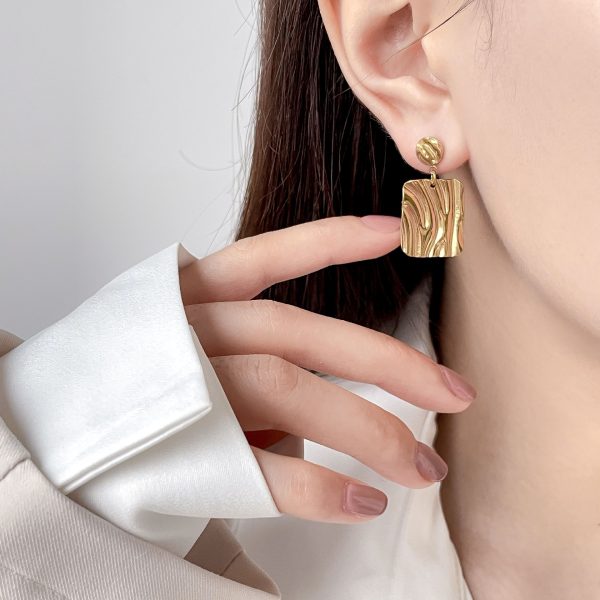 Super beautiful French art vintage square tinfoil pleats wrinkles hammered crater gold earrings studs - Image 4