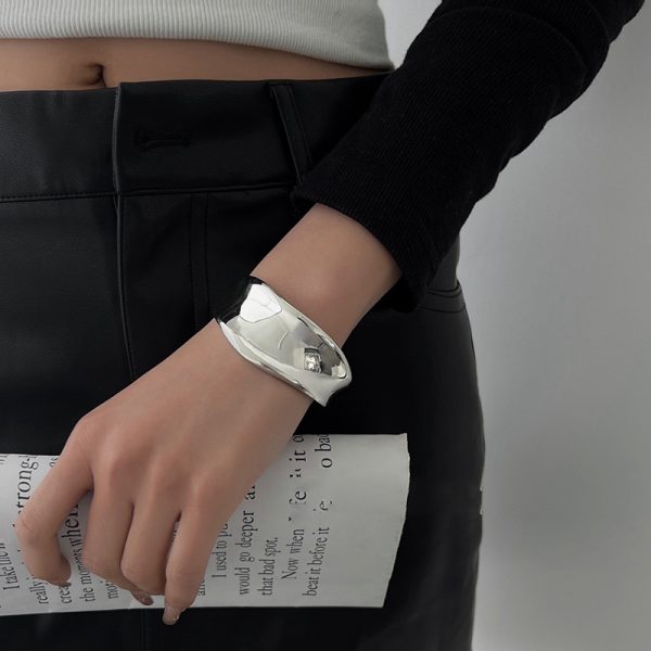 Silver glossy irregular curved bracelet women's ins cold wind high-end sense bracelet fashion temperament hand ornament autumn and winter - Image 3