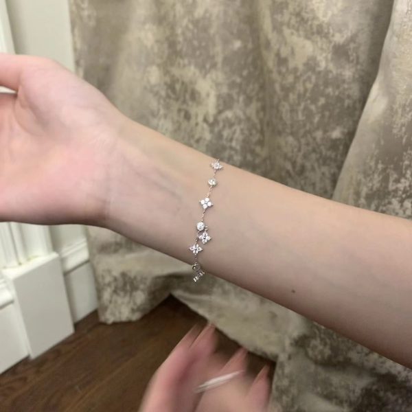 New bracelet: exquisite temperament, silver rose flower, simple and versatile bracelet, four-leaf clover, niche high-end bracelet