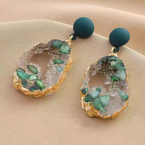 Retro high-end emerald irregular earrings women's 2023 niche design earrings Internet celebrity versatile earrings