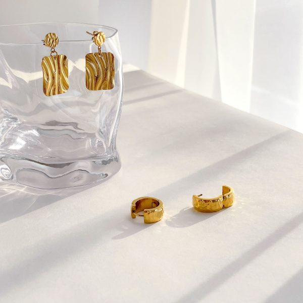 Super beautiful French art vintage square tinfoil pleats wrinkles hammered crater gold earrings studs