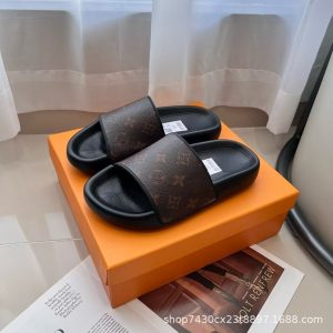Foreign trade L home new letter embossed slippers men's 2024 spring and summer flat-bottomed top layer cowhide versatile slippers women