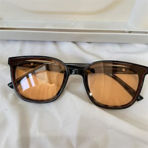 Retro milk tea, leopard print, European and American millennial sweet cool hot girl, orange sunglasses, women's Hong Kong style street photography sunscreen sunglasses