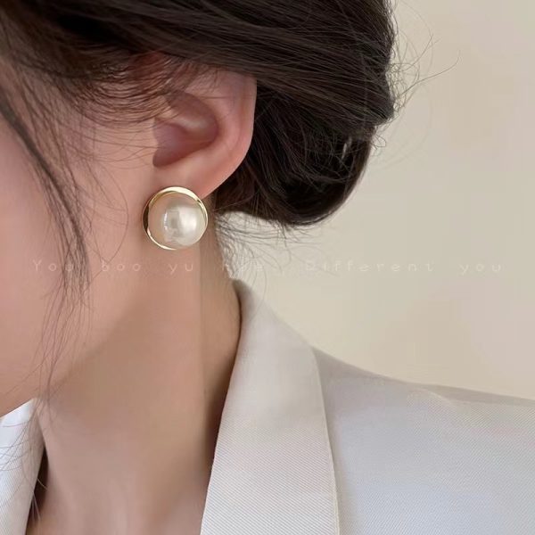 French vintage big pearl earrings, women's niche design, retro earrings, 2023 new trendy foreign style celebrity earrings