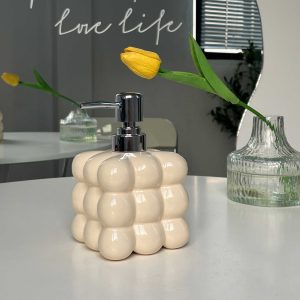 Light luxury shampoo and shower gel are bottled for household press-type lotion bottles, hotel bathroom hand sanitizer bottles are empty