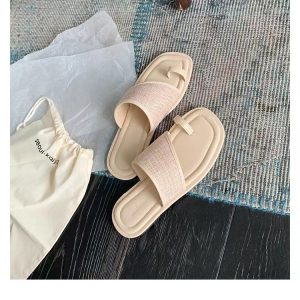 Grape Mom has the same style of casual summer square toe clip-toe straw splicing flat slippers women's 2025 new sandals