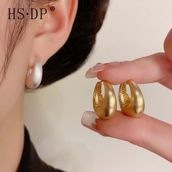 Niche design: dumb metal brushed earrings, French retro fashion earrings, simple and versatile earrings