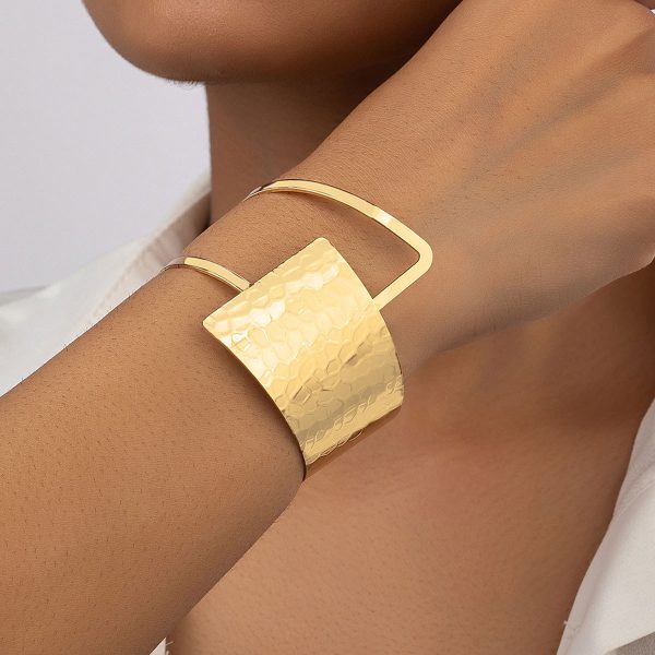 Cross-border e-commerce simple exaggeration, European and American style temperament bracelet niche design style cold wind opening bracelet hand ornament women