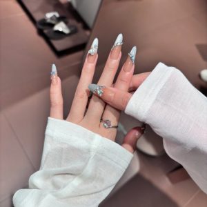 Internet celebrity explosive rich daughter temperament, light luxury, high-end atmosphere, fairy wearing nail nail patch, finished product