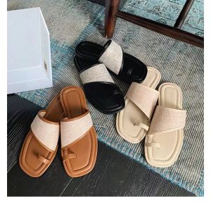 Grape Mom has the same style of casual summer square toe clip-toe straw splicing flat slippers women's 2025 new sandals