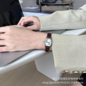 IEKE is a niche domestic authentic small oval retro temperament watch women's exquisite French Roman student women's watch