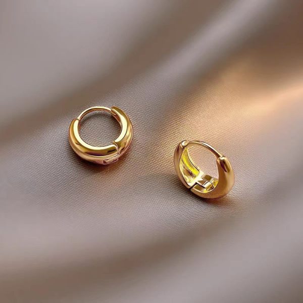 2024 New French Hepburn Style Retro Circle Water Drop Earrings Light Luxury Gold Versatile Plain Ring Titanium Steel Earrings Women