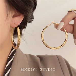 French retro twisted metal large hoop earrings high-end temperament 2025 new fashionable and versatile simple earrings
