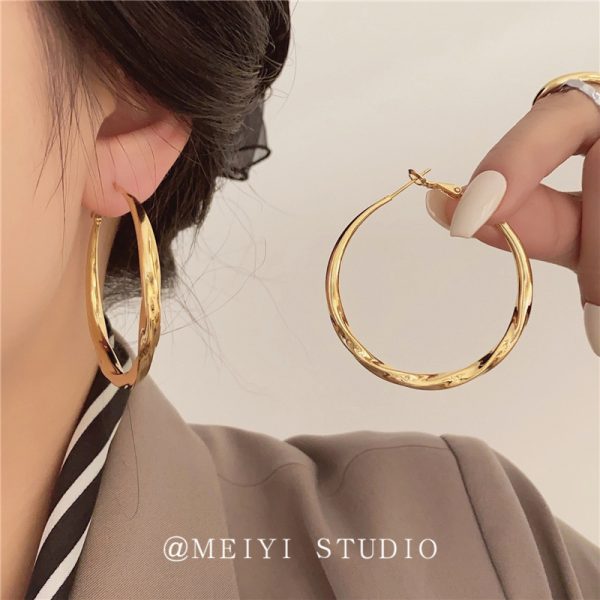 French retro twisted metal large hoop earrings high-end temperament 2025 new fashionable and versatile simple earrings