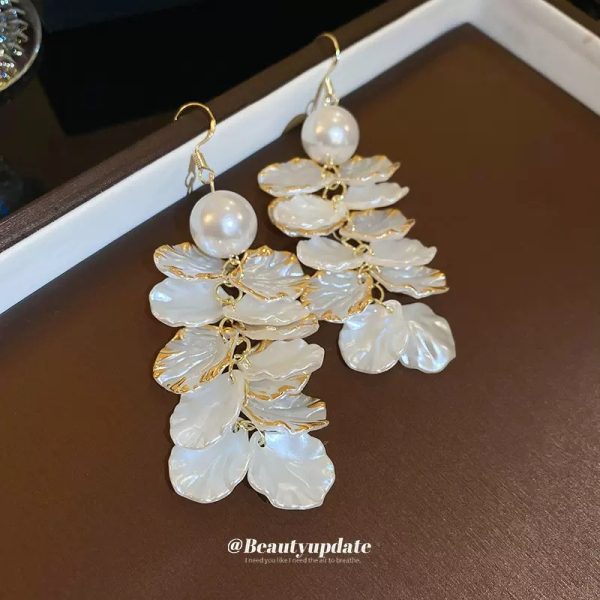 French pearl petal tassel ear hooks, elegant high-end long earrings, earrings, light luxury, temperament, fashion earrings, women - Image 2