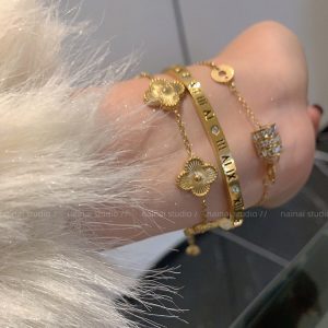 Titanium steel does not fade ~ Roman letter small man's waist gold bracelet high-end sense light luxury four-leaf clover bracelet bracelet jewelry women