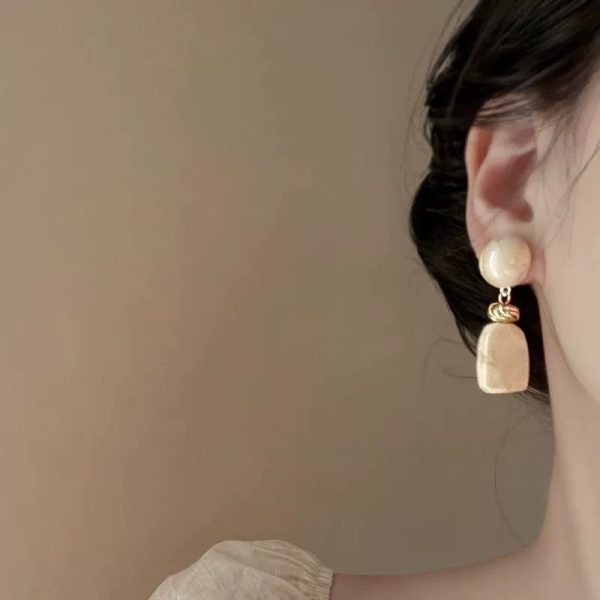 French retro irregular blended geometric earrings female niche design earrings temperament light luxury high-end earrings - Image 4