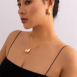 Simple European and American feng shui drop necklace feminine simple and versatile niche design clavicle chain 2023 new style
