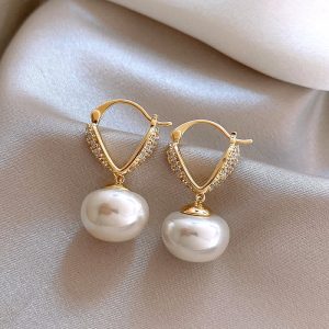 Light luxury love versatile earrings female niche design high-end temperament earrings new fashionable and unique French earrings