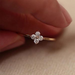 French light luxury style four-leaf clover micro-inlaid zircon rings, women's niche design sense, personality pop jewelry spot