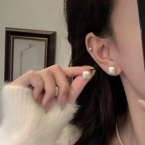 French personality explosive temperament retro niche earrings 2023 earrings versatile earrings silver needle Korean vintage earrings