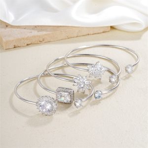 European and American hot-selling small daisy flower zircon bracelet snowflake bracelet female design sense niche sense of luxury original light luxury