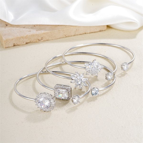 European and American hot-selling small daisy flower zircon bracelet snowflake bracelet female design sense niche sense of luxury original light luxury - Image 4
