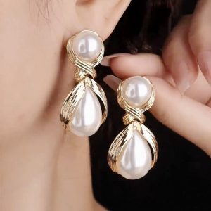 European and American exaggerated imitation pearl drop earrings, French light luxury fashion, creative court retro earrings, Internet celebrity earrings, women
