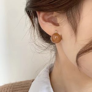 Retro coffee color round temperament premium earrings women's autumn and winter French buckle premium sense 2022 new trendy earrings