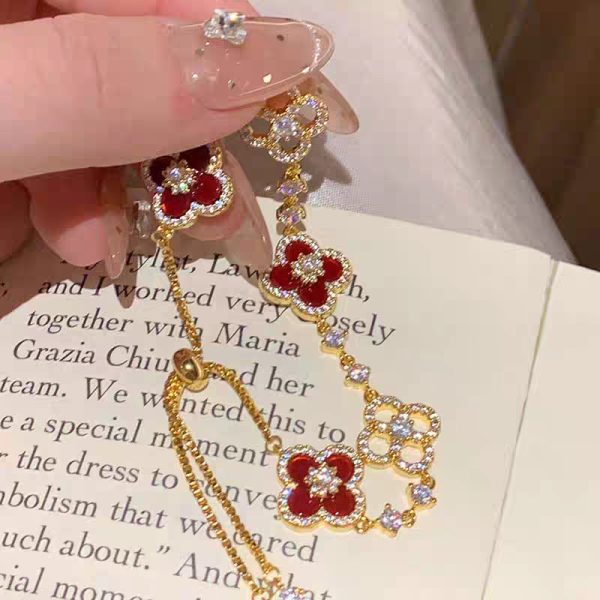 [Qi Dream Flower Oath] golden sense lucky four-leaf clover bracelet delicate white light luxury French adjustable hand ornament women