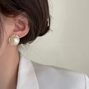 French vintage big pearl earrings, women's niche design, retro earrings, 2023 new trendy foreign style celebrity earrings