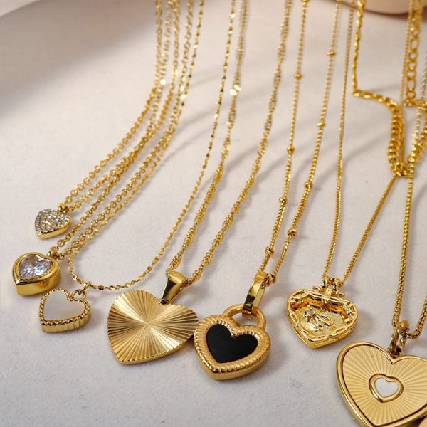 European and American retro 18K gold mother-of-pearl heart-shaped titanium steel necklace Women's French stainless steel zircon heart pendant clavicle chain