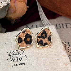 French Hong Kong style retro leopard print stud earrings for women's new irregular high-end temperament fashion autumn and winter earrings clip earrings