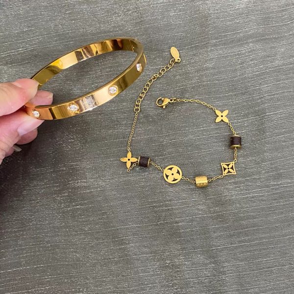 Four-leaf clover titanium steel small waist bracelet is fashionable and elegant, non-fading, adjustable, light luxury, temperament, cold bracelet women