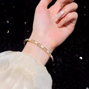 Black gold four-leaf clover bracelet women's light luxury niche delicate snake sparkling diamond flower bracelet luxury sense 2024 new style