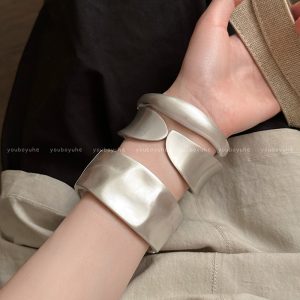 Vintage Brushed Irregular Cross Bracelet Women's Summer 2025 New Cold Wind Bracelet Niche Design Hand Ornament