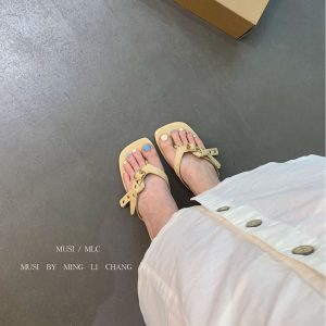 2025 new spring and summer square toe flat belt buckle French vintage clip outside to wear holiday flip flops for women