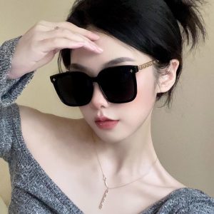 High-end sunglasses women's face small 2023 new chain leg star sunglasses big face thin black