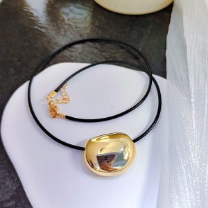 European and American cold style necklace, female niche fashion design, fashionable collarbone chain, three-dimensional irregular, light luxury necklace