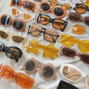 Retro milk tea, leopard print, European and American millennial sweet cool hot girl, orange sunglasses, women's Hong Kong style street photography sunscreen sunglasses