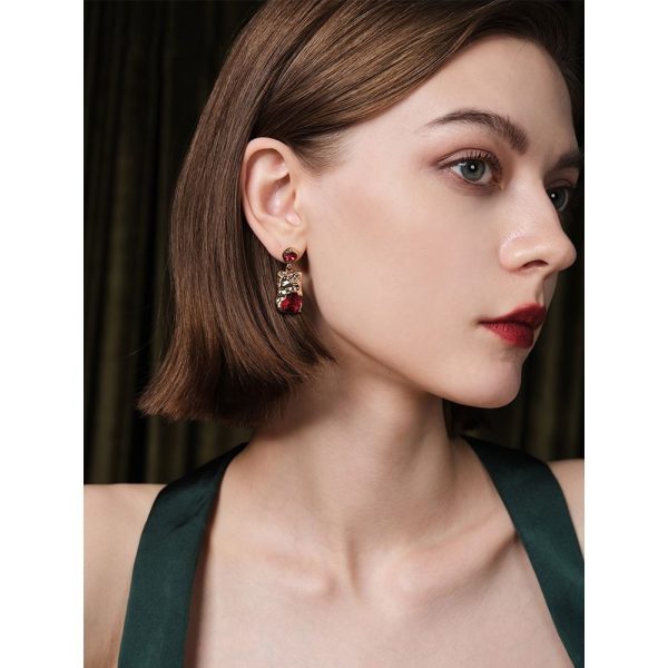 French timeless fashion earrings, 2022 new earrings, high-end light luxury niche design stud earrings for women - Image 4